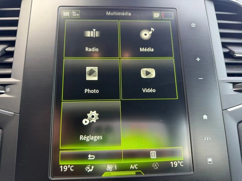 Photo de la voiture RENAULT MEGANE IV BERLINE dCi 90 Energy Zen
