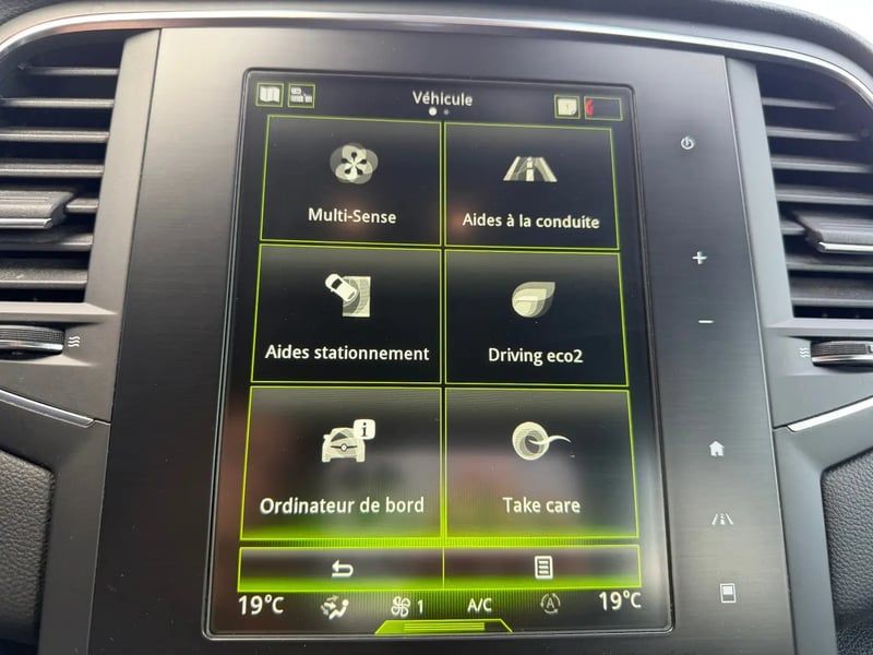 Photo de la voiture RENAULT MEGANE IV BERLINE dCi 90 Energy Zen