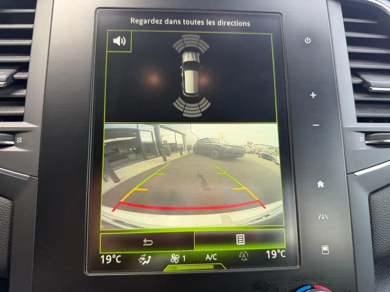 Photo de la voiture RENAULT MEGANE IV BERLINE dCi 90 Energy Zen