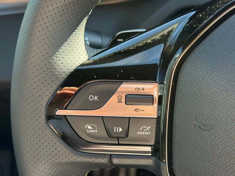 Photo de la voiture PEUGEOT 408 Hybrid 145 e-DCS6 GT