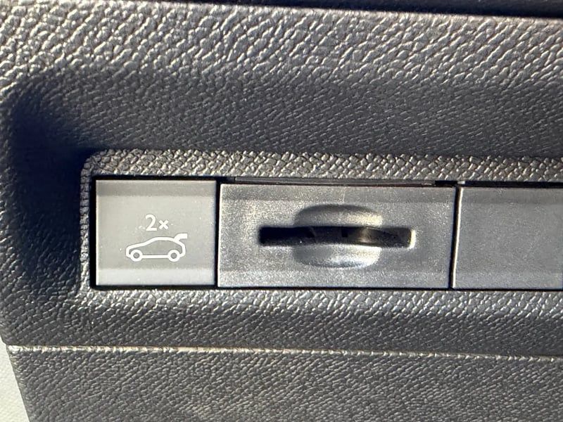 Photo de la voiture PEUGEOT 408 Hybrid 145 e-DCS6 GT