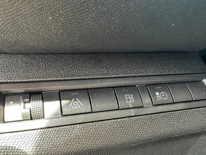 Photo de la voiture PEUGEOT 3008 Hybrid 180 e-EAT8 Allure Pack