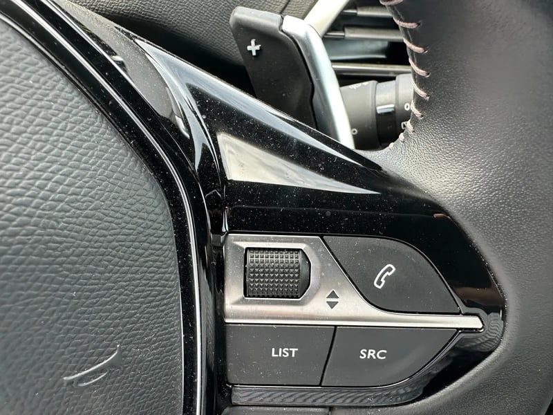 Photo de la voiture PEUGEOT 3008 Hybrid 180 e-EAT8 Allure Pack