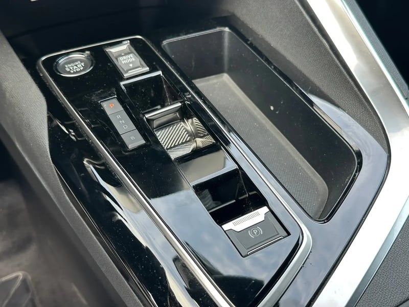 Photo de la voiture PEUGEOT 3008 Hybrid 180 e-EAT8 Allure Pack