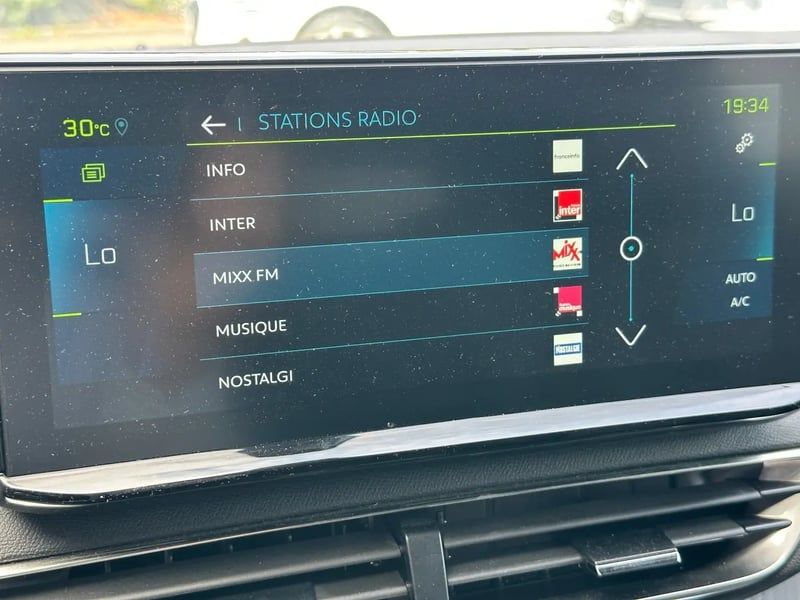 Photo de la voiture PEUGEOT 3008 Hybrid 180 e-EAT8 Allure Pack