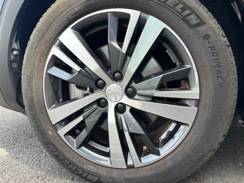 Photo de la voiture PEUGEOT 3008 Hybrid 180 e-EAT8 Allure Pack