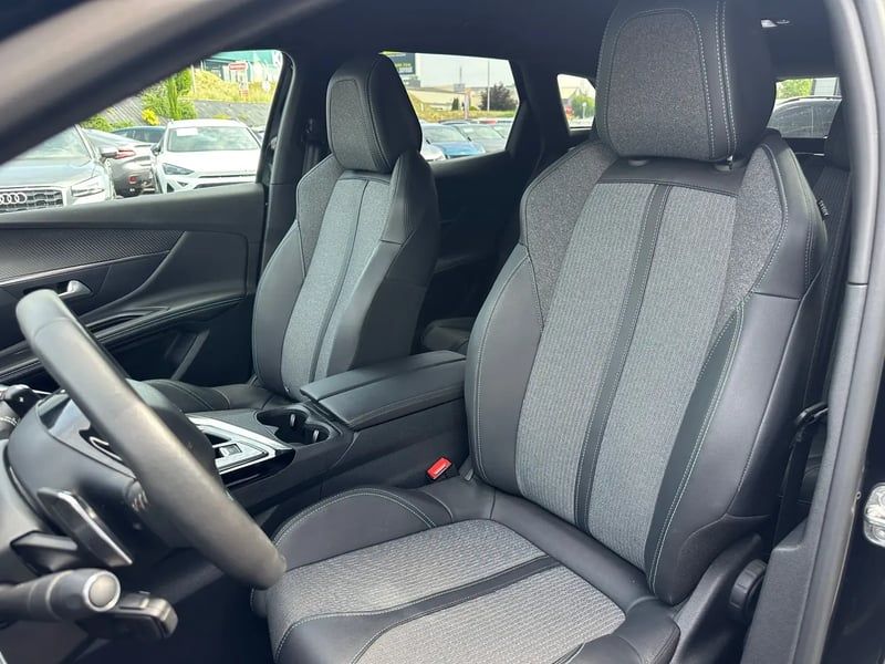 Photo de la voiture PEUGEOT 3008 Hybrid 180 e-EAT8 Allure Pack
