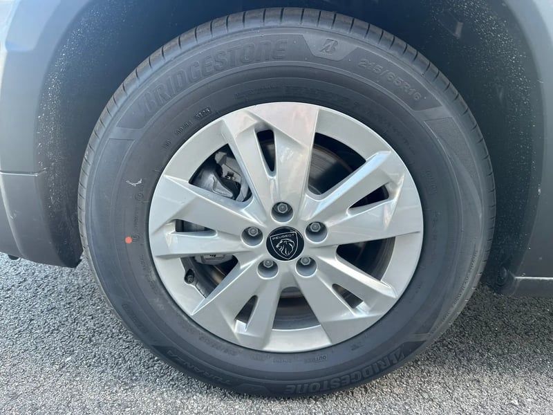 Photo de la voiture PEUGEOT RIFTER Standard BlueHDi 130 S&S EAT8 Allure