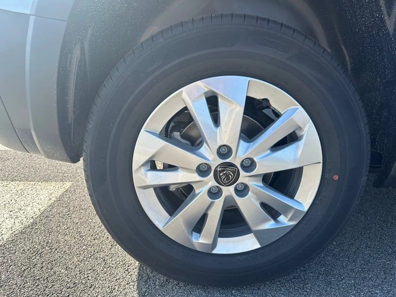Photo de la voiture PEUGEOT RIFTER Standard BlueHDi 130 S&S EAT8 Allure