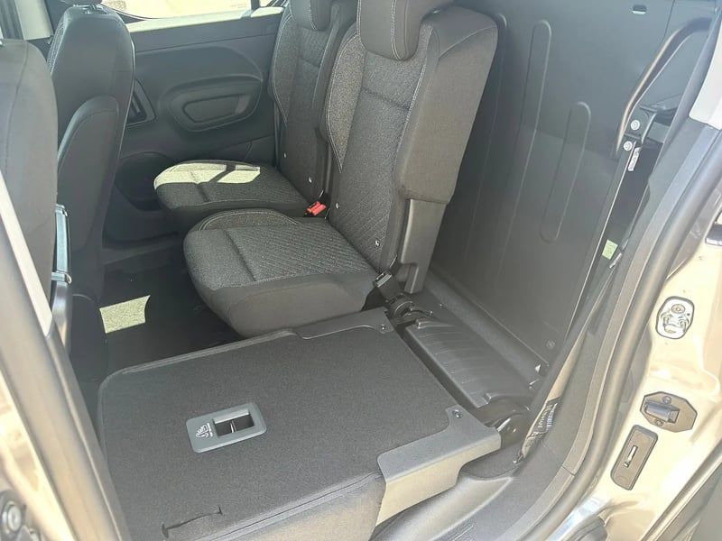 Photo de la voiture PEUGEOT RIFTER Standard BlueHDi 130 S&S EAT8 Allure