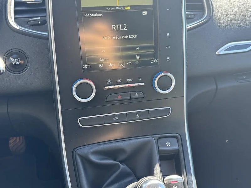 Photo de la voiture RENAULT SCENIC IV TCe 130 Energy Intens