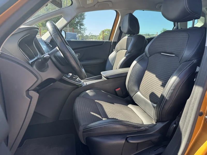 Photo de la voiture RENAULT SCENIC IV TCe 130 Energy Intens