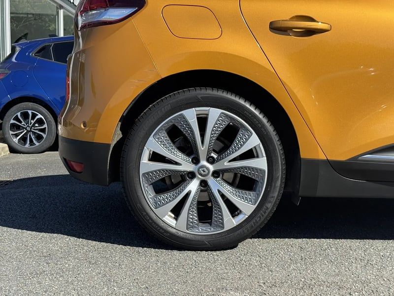 Photo de la voiture RENAULT SCENIC IV TCe 130 Energy Intens