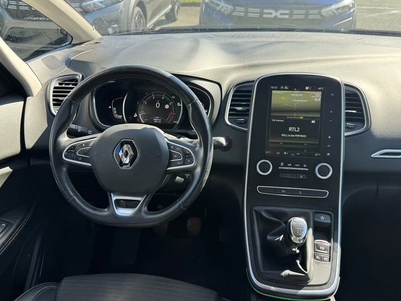 Photo de la voiture RENAULT SCENIC IV TCe 130 Energy Intens