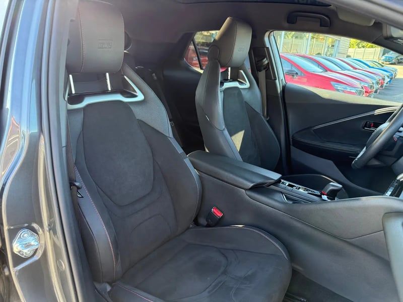 Photo de la voiture TOYOTA C-HR Hybride 200 GR Sport