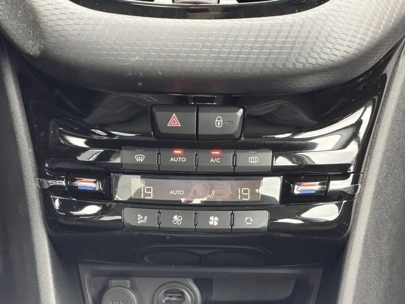 Photo de la voiture PEUGEOT 208 1.2 PureTech 82ch BVM5 Allure