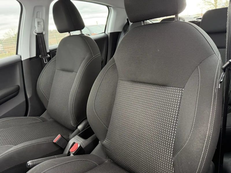 Photo de la voiture PEUGEOT 208 1.2 PureTech 82ch BVM5 Allure