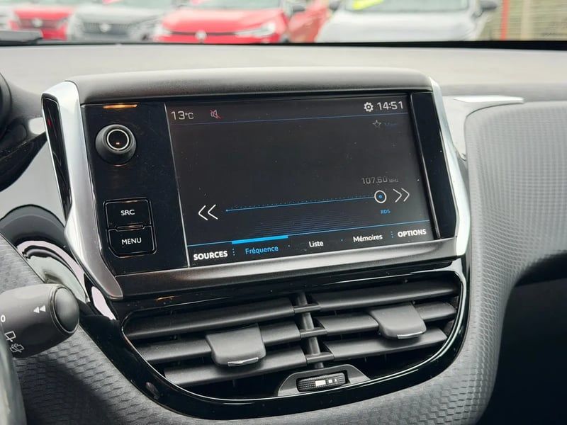 Photo de la voiture PEUGEOT 208 1.2 PureTech 82ch BVM5 Allure