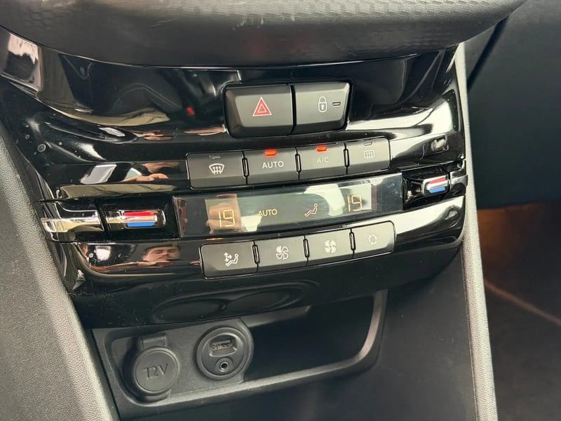 Photo de la voiture PEUGEOT 208 1.2 PureTech 82ch BVM5 Allure