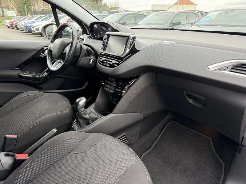 Photo de la voiture PEUGEOT 208 1.2 PureTech 82ch BVM5 Allure