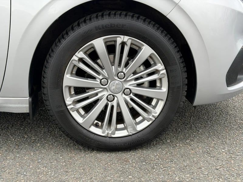 Photo de la voiture PEUGEOT 208 1.2 PureTech 82ch BVM5 Allure