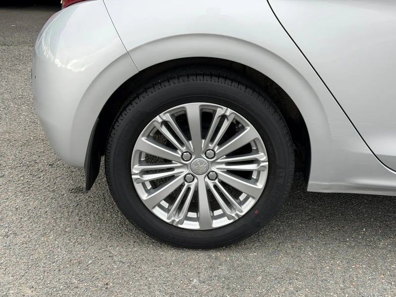 Photo de la voiture PEUGEOT 208 1.2 PureTech 82ch BVM5 Allure