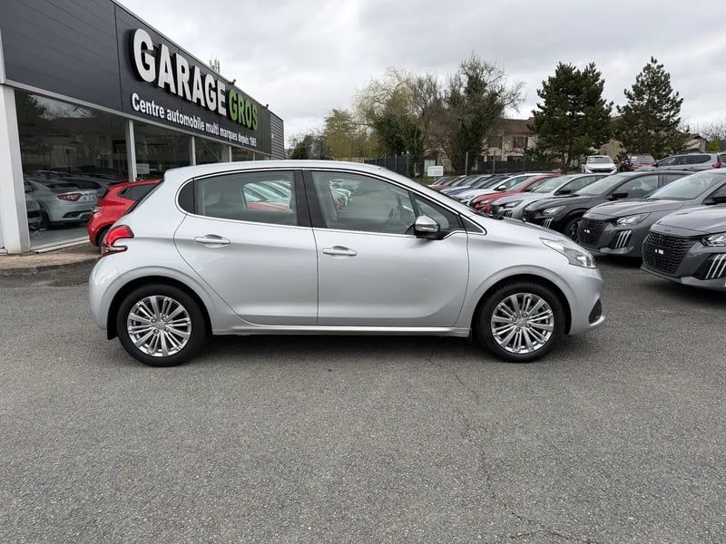 Photo de la voiture PEUGEOT 208 1.2 PureTech 82ch BVM5 Allure