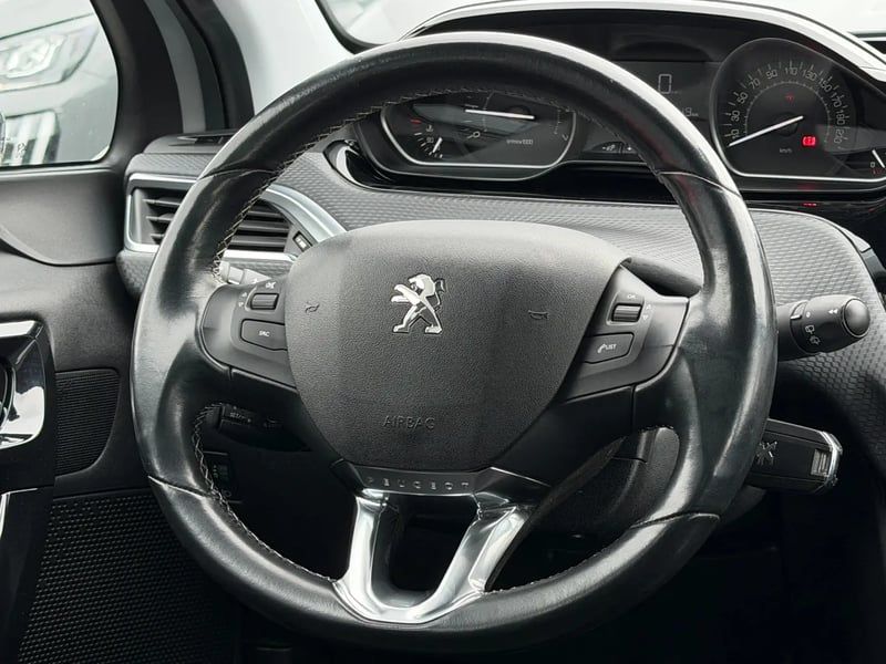 Photo de la voiture PEUGEOT 208 1.2 PureTech 82ch BVM5 Allure