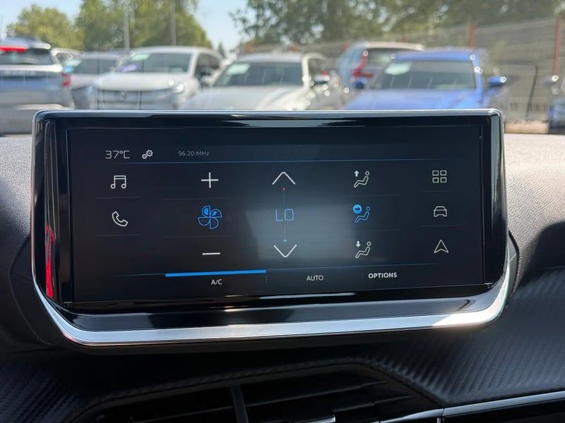 Photo de la voiture PEUGEOT 2008 Hybrid 145 e-DCS6 Style