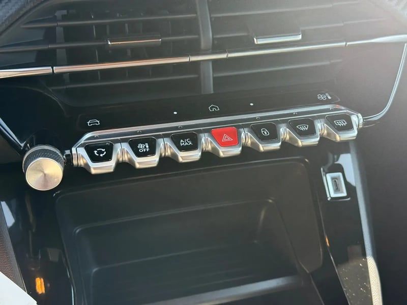Photo de la voiture PEUGEOT 2008 Hybrid 145 e-DCS6 Style