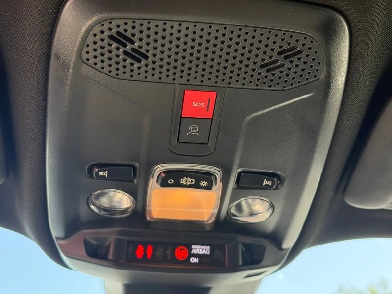 Photo de la voiture PEUGEOT 2008 Hybrid 145 e-DCS6 Style