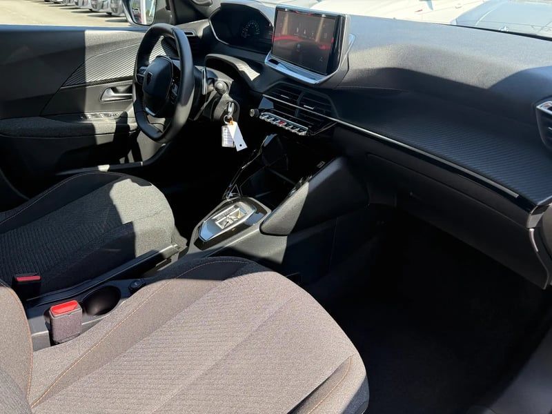 Photo de la voiture PEUGEOT 2008 Hybrid 145 e-DCS6 Style