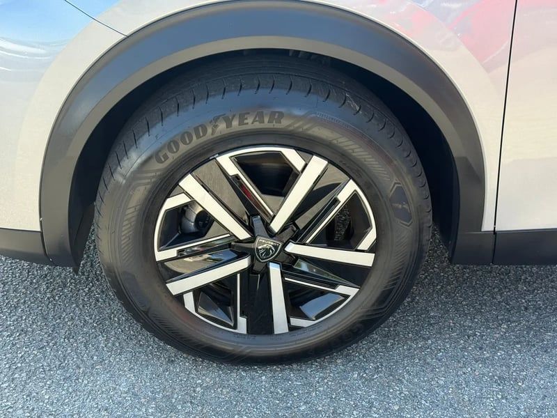 Photo de la voiture PEUGEOT 2008 Hybrid 145 e-DCS6 Style