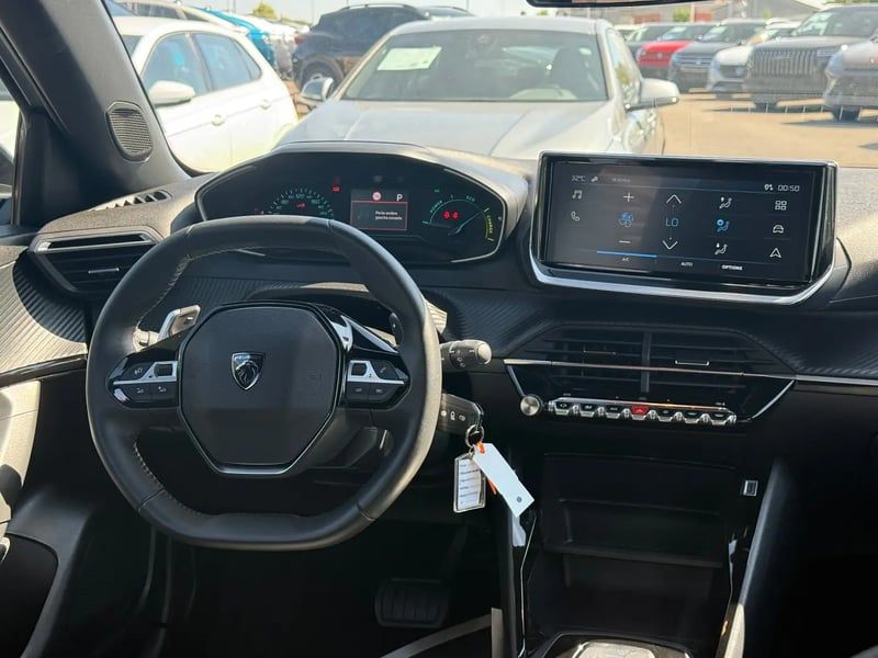 Photo de la voiture PEUGEOT 2008 Hybrid 145 e-DCS6 Style