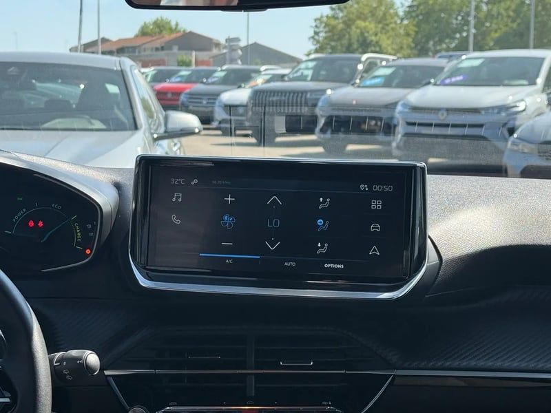 Photo de la voiture PEUGEOT 2008 Hybrid 145 e-DCS6 Style
