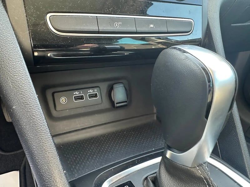 Photo de la voiture RENAULT MEGANE IV ESTATE Blue dCi 115 EDC Techno
