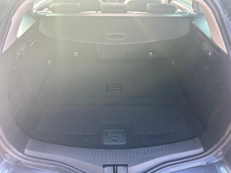 Photo de la voiture RENAULT MEGANE IV ESTATE Blue dCi 115 EDC Techno