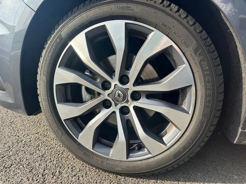 Photo de la voiture RENAULT MEGANE IV ESTATE Blue dCi 115 EDC Techno