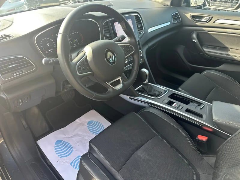 Photo de la voiture RENAULT MEGANE IV ESTATE Blue dCi 115 EDC Techno