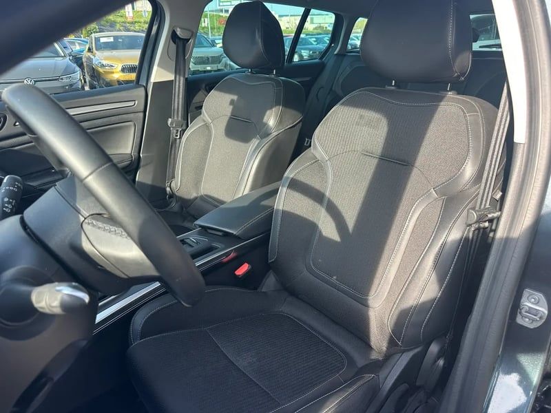 Photo de la voiture RENAULT MEGANE IV ESTATE Blue dCi 115 EDC Techno