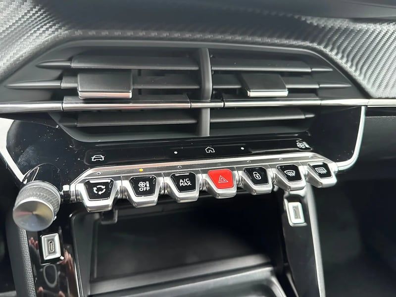 Photo de la voiture PEUGEOT 208 Hybrid 100 e-DCS6 Allure