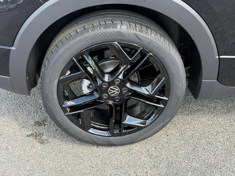 Photo de la voiture VOLKSWAGEN T-CROSS 1.0 TSI 116 Start/Stop DSG7 R-Line Edition