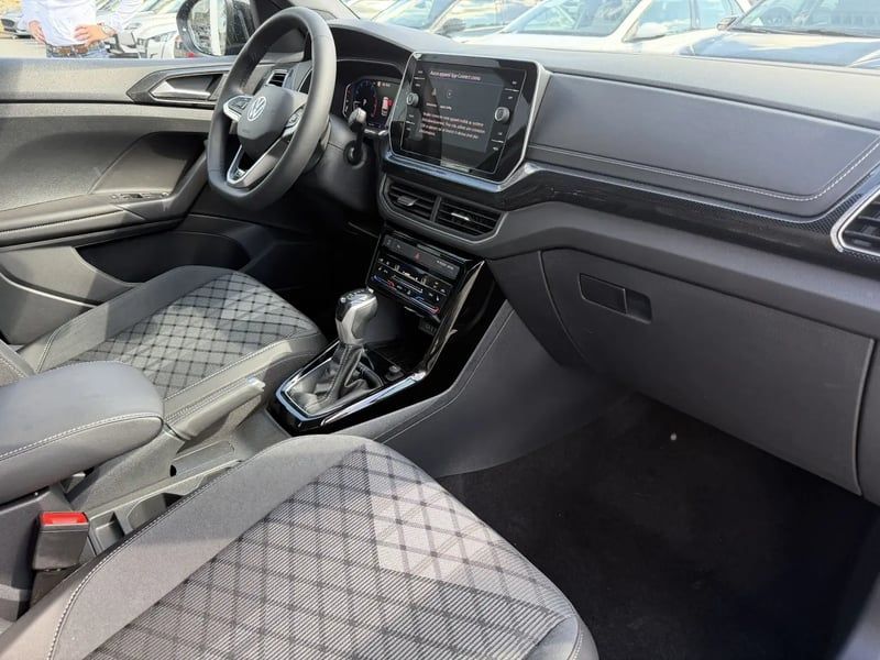 Photo de la voiture VOLKSWAGEN T-CROSS 1.0 TSI 116 Start/Stop DSG7 R-Line Edition