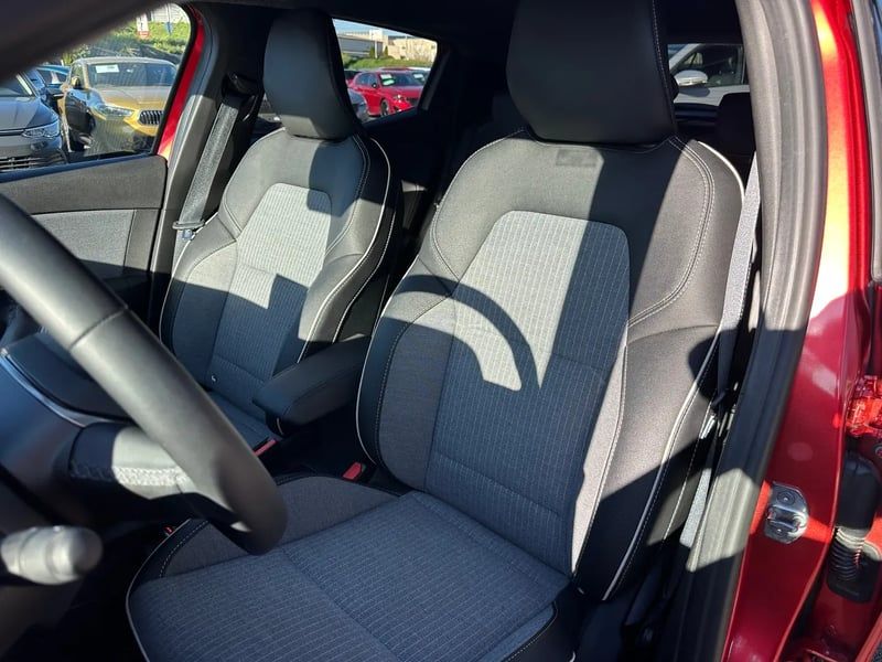 Photo de la voiture RENAULT CLIO V E-Tech full hybrid 145 ch GSR2 Techno