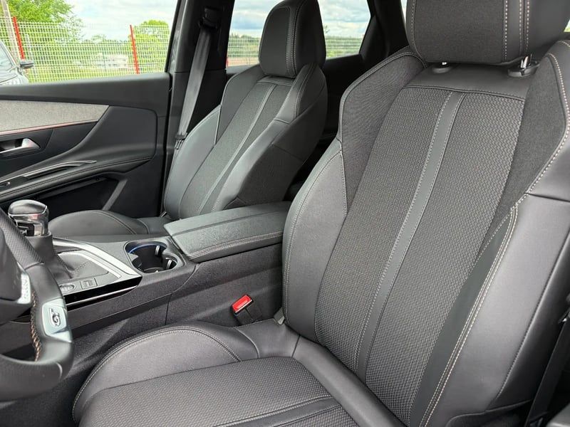 Photo de la voiture PEUGEOT 3008 PureTech 130ch S&S BVM6 GT