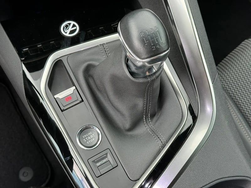 Photo de la voiture PEUGEOT 3008 PureTech 130ch S&S BVM6 GT