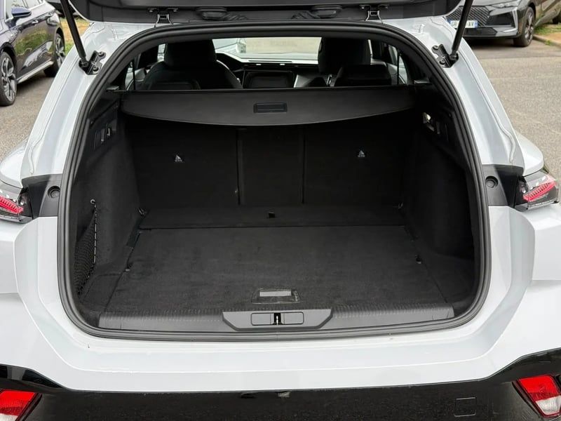 Photo de la voiture PEUGEOT 308 SW BlueHDi 130ch S&S EAT8 GT