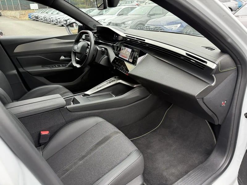 Photo de la voiture PEUGEOT 308 SW BlueHDi 130ch S&S EAT8 GT