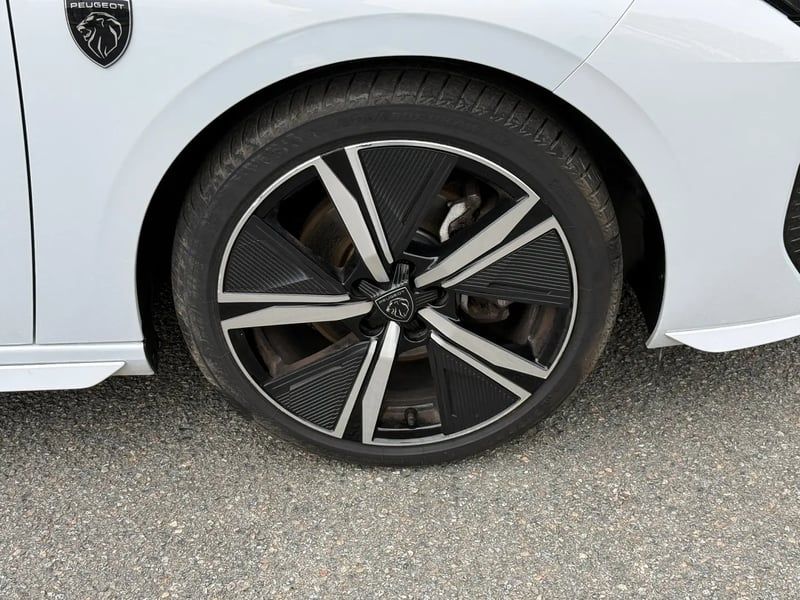 Photo de la voiture PEUGEOT 308 SW BlueHDi 130ch S&S EAT8 GT