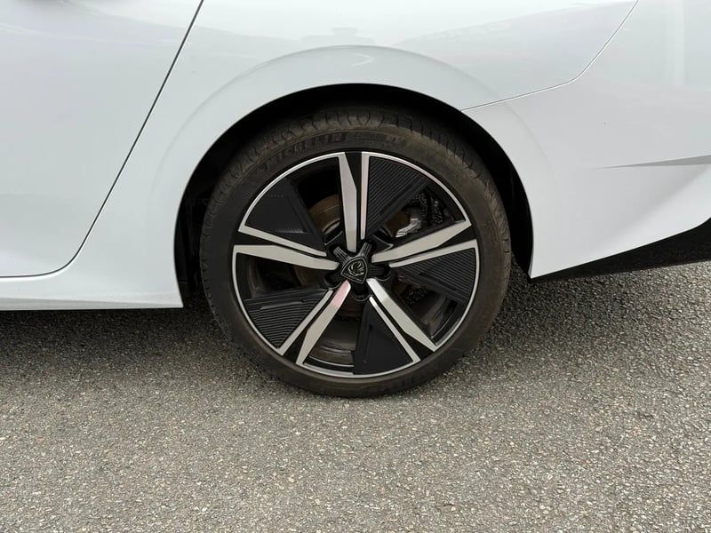 Photo de la voiture PEUGEOT 308 SW BlueHDi 130ch S&S EAT8 GT